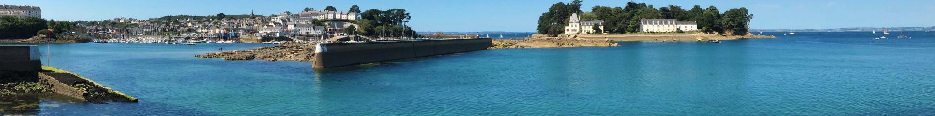 Tréboul et L’Île Tristan vu du vieux port de Rosmeur à Douarnenez en Bretagne Finistère Cornouaille