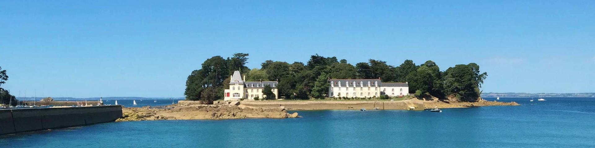 Tréboul et L’Île Tristan vu du vieux port de Rosmeur à Douarnenez en Bretagne Finistère Cornouaille
