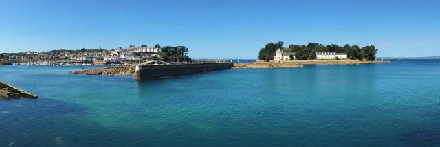 Tréboul et L’Île Tristan vu du vieux port de Rosmeur à Douarnenez en Bretagne Finistère Cornouaille