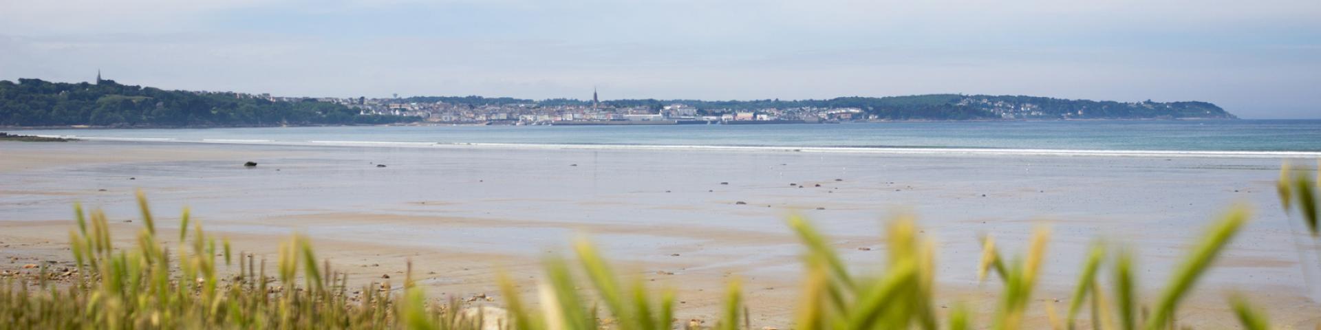 La plage de Trezmalaouen à Kerlaz face au port du Rosmeur à Douarnenez