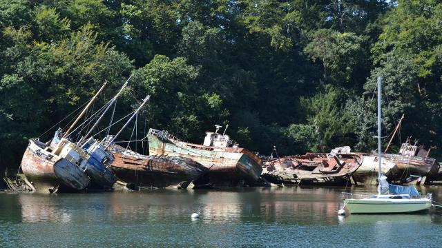 Le cimetière de bateaux au Port Rhu