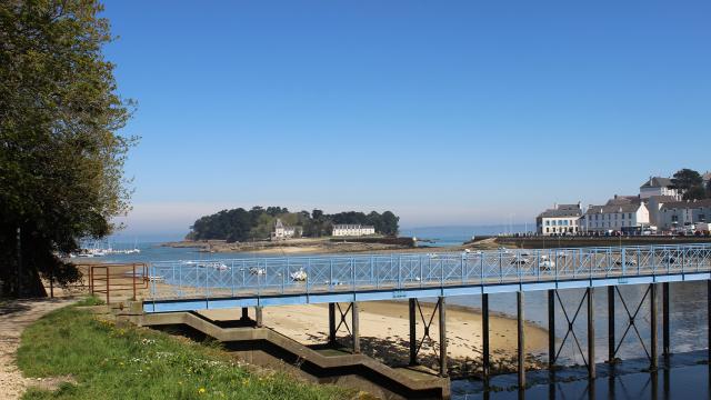 La passerelle Jean Marin avec vue sur l'Île Tristan