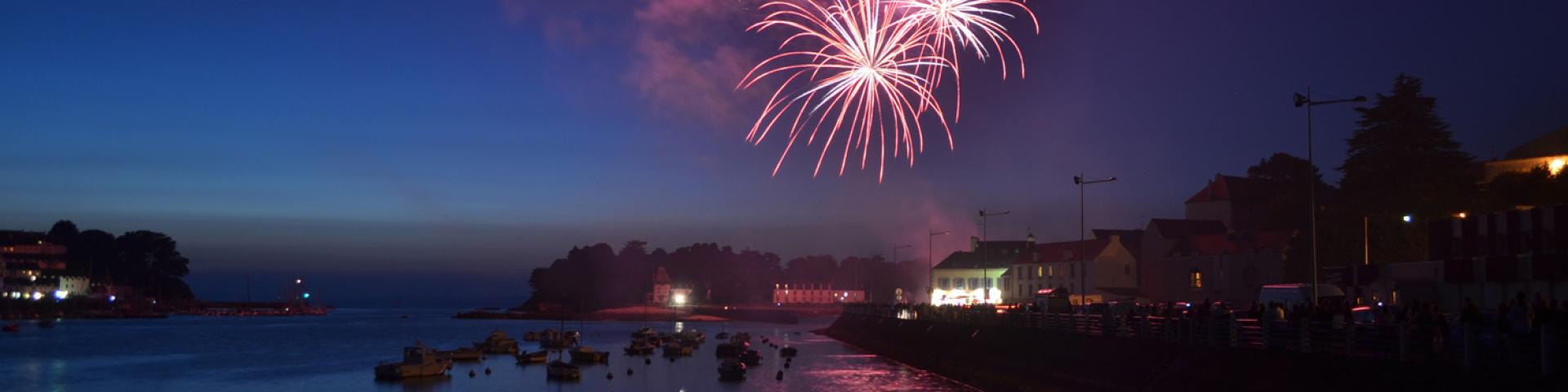 FEu d'artifice du 13 juillet sur Douarnenez au Port Rhu face à l'île Tristan