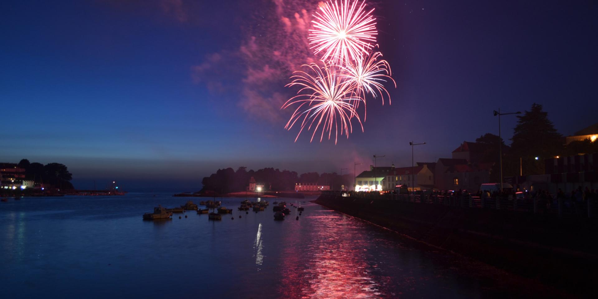 FEu d'artifice du 13 juillet sur Douarnenez au Port Rhu face à l'île Tristan