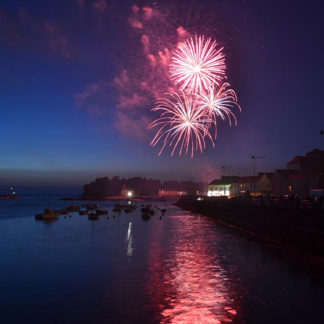 FEu d'artifice du 13 juillet sur Douarnenez au Port Rhu face à l'île Tristan