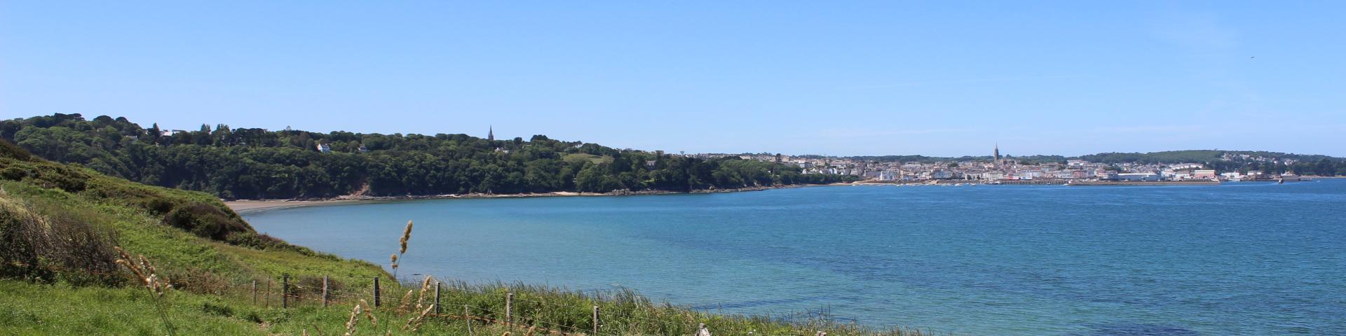 Vue sur le port du Rosmeur depuis le GR34