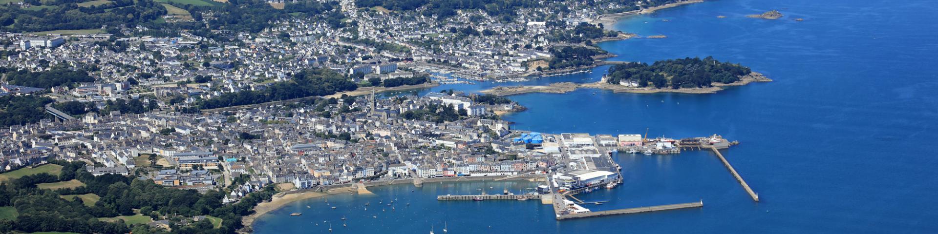 Vue Sur La Baie, Le Rosmeur Tréboul Et L'île Tristan