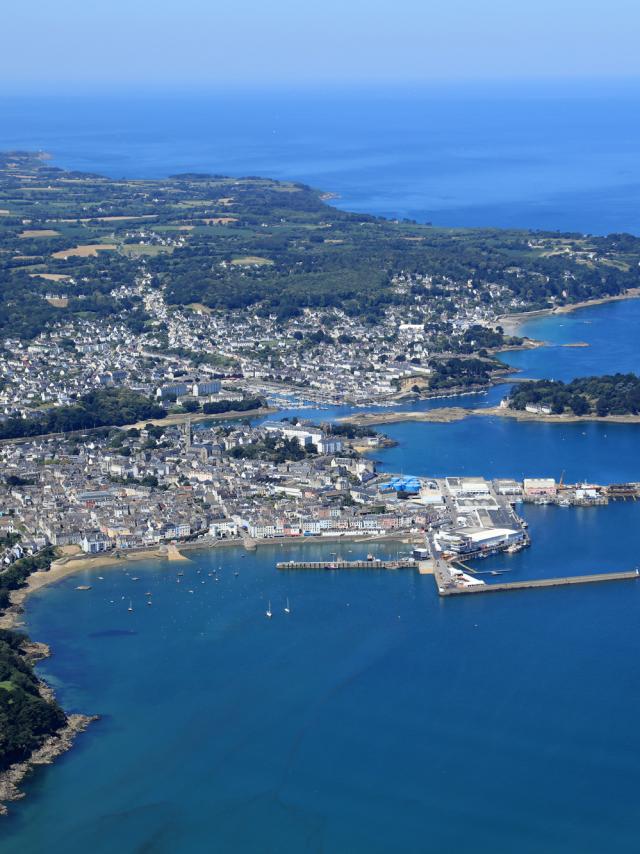 Vue Sur La Baie, Le Rosmeur Tréboul Et L'île Tristan