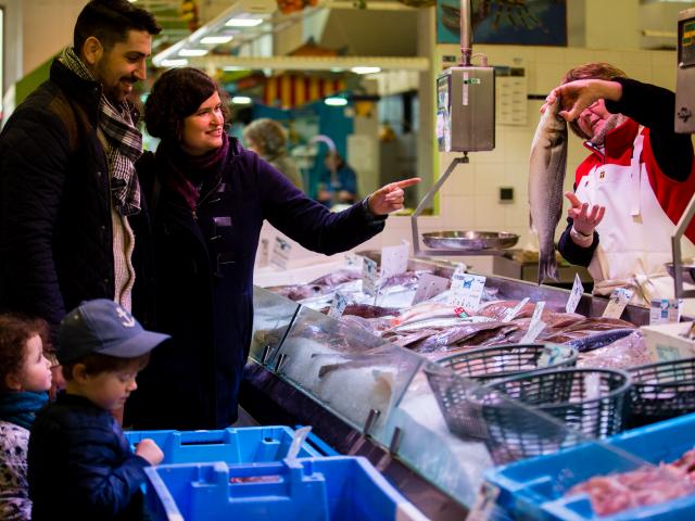 La poissonnerie au marché du matin dans les halles de Douarnenez