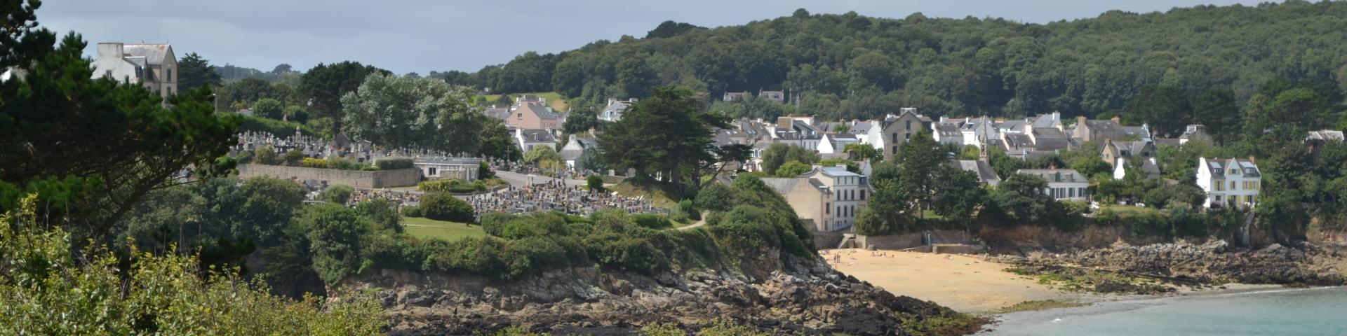 Vue sur la plage Saint-Jean et le cimetière marin de Tréboul