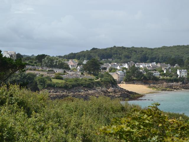 Vue sur la plage Saint-Jean et le cimetière marin de Tréboul