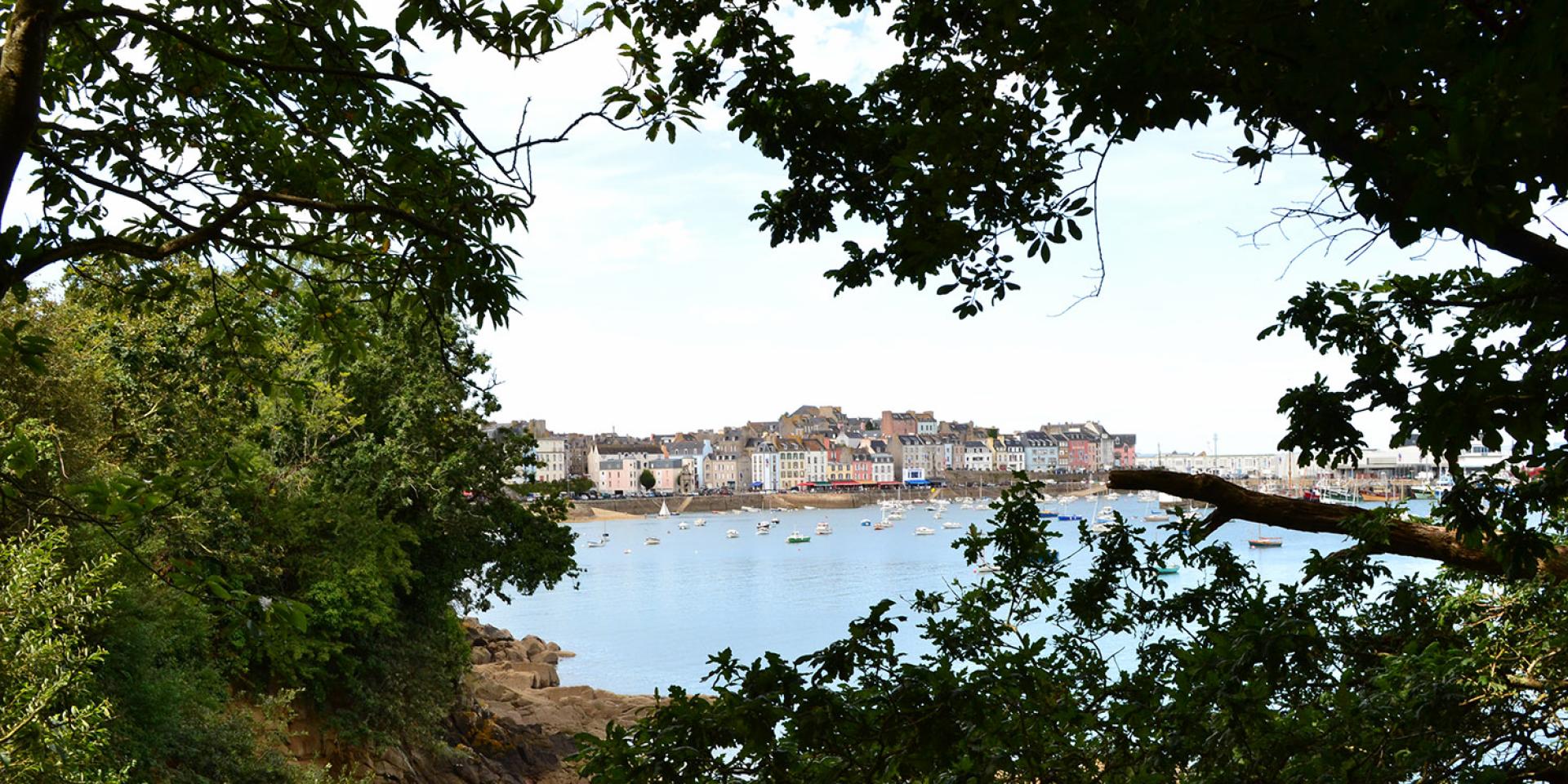Le vieux port du Rosmeur vu depuis les Plomarc'h