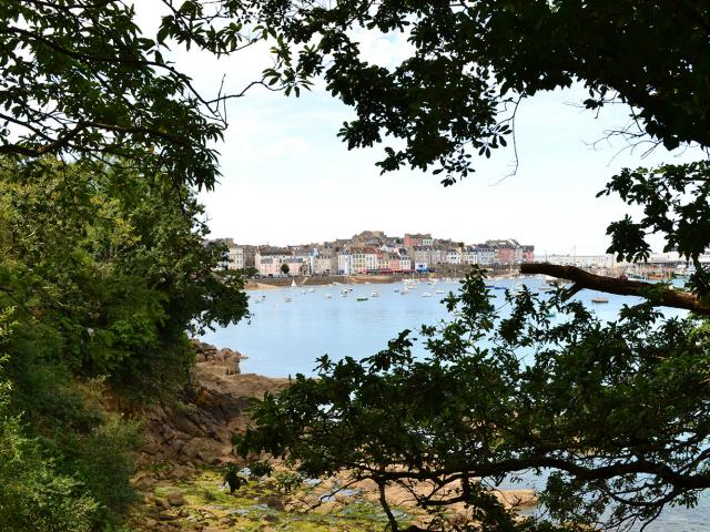 Le vieux port du Rosmeur vu depuis les Plomarc'h