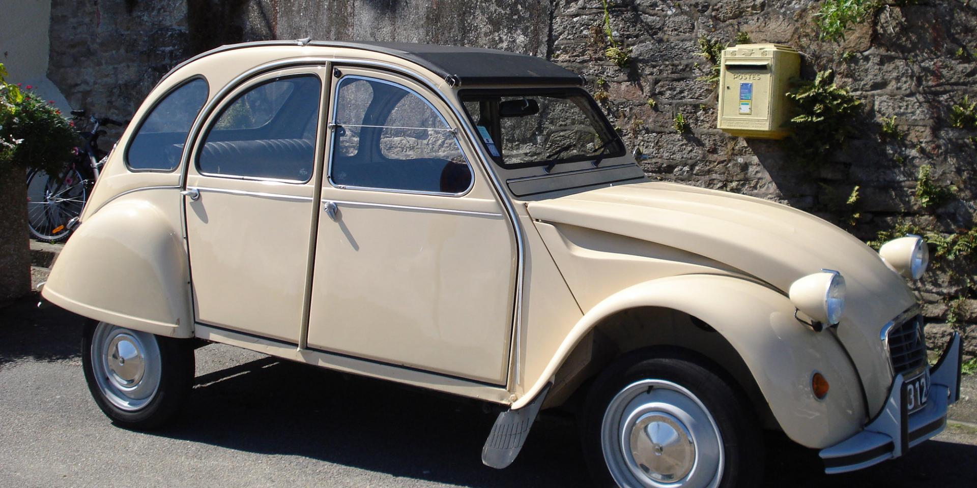 Deux-chevaux dans les rues de Douarnenez