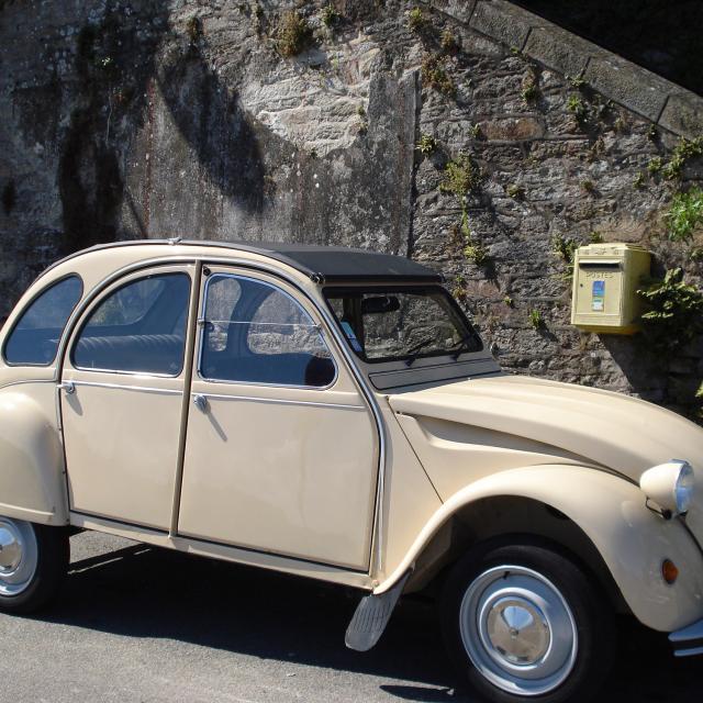 Deux-chevaux dans les rues de Douarnenez