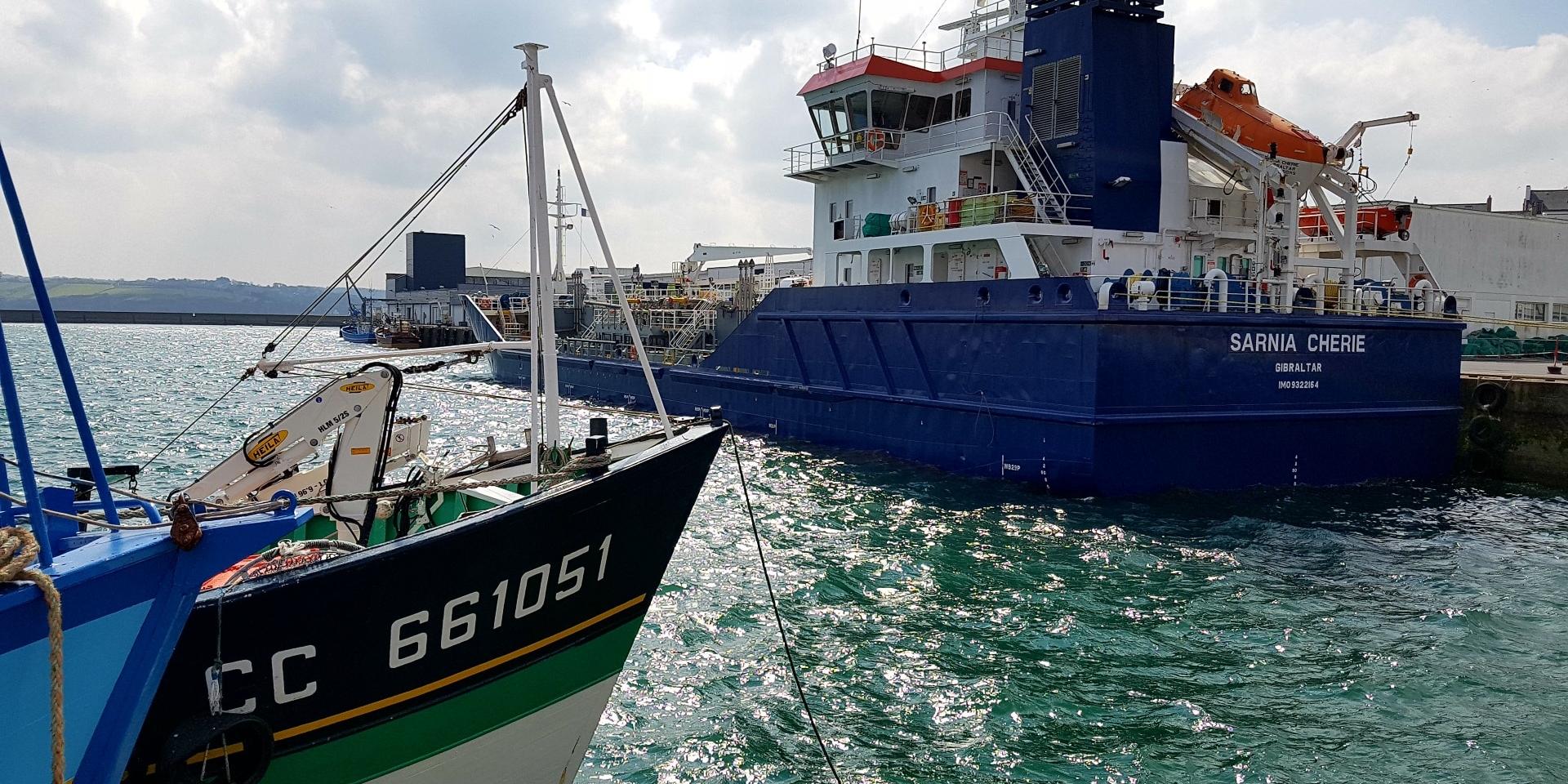 Photo du port de pêche avec 2 bateaux