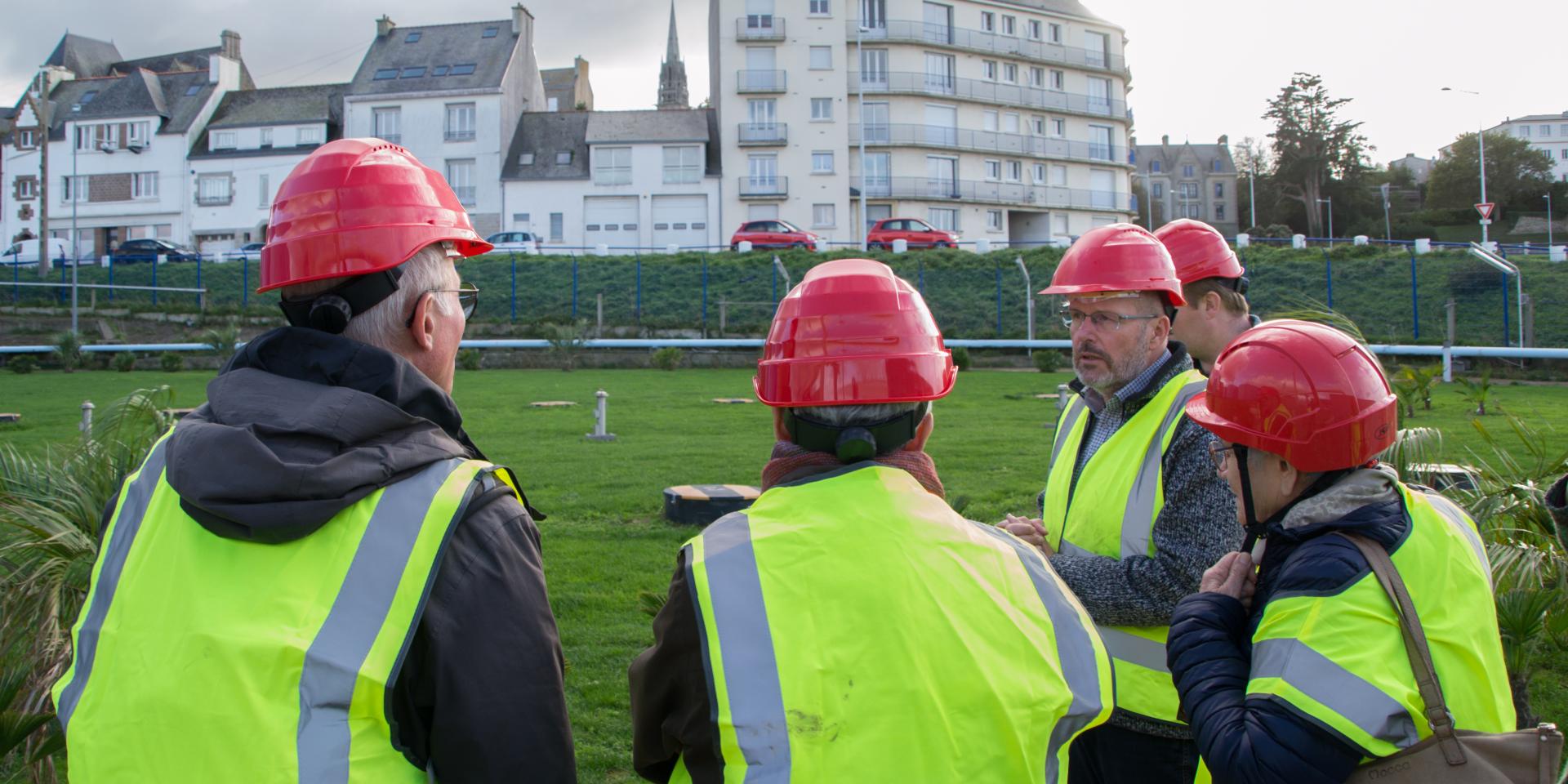 Groupe avec des casques et des gilets jaunes visitant Ysblue
