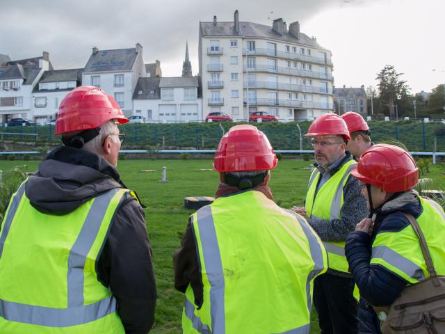 Groupe avec des casques et des gilets jaunes visitant Ysblue