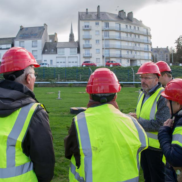 Groupe avec des casques et des gilets jaunes visitant Ysblue