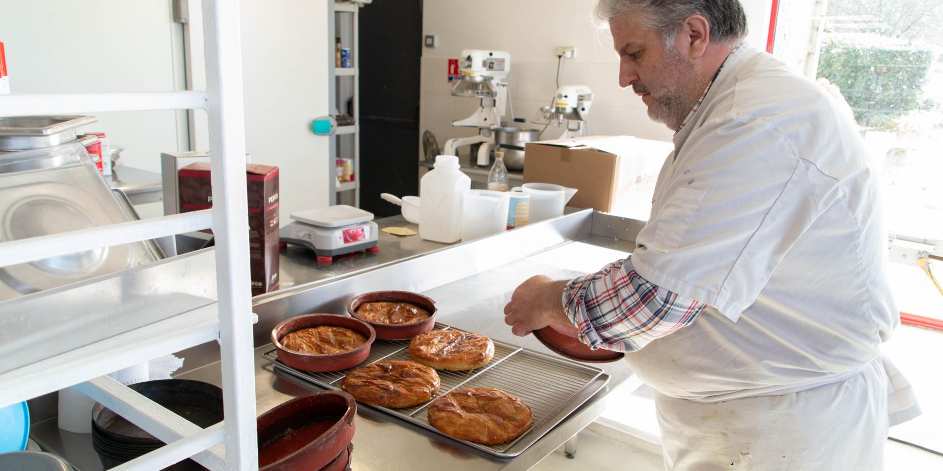 Boulanger qui sort les kouign aman des moules