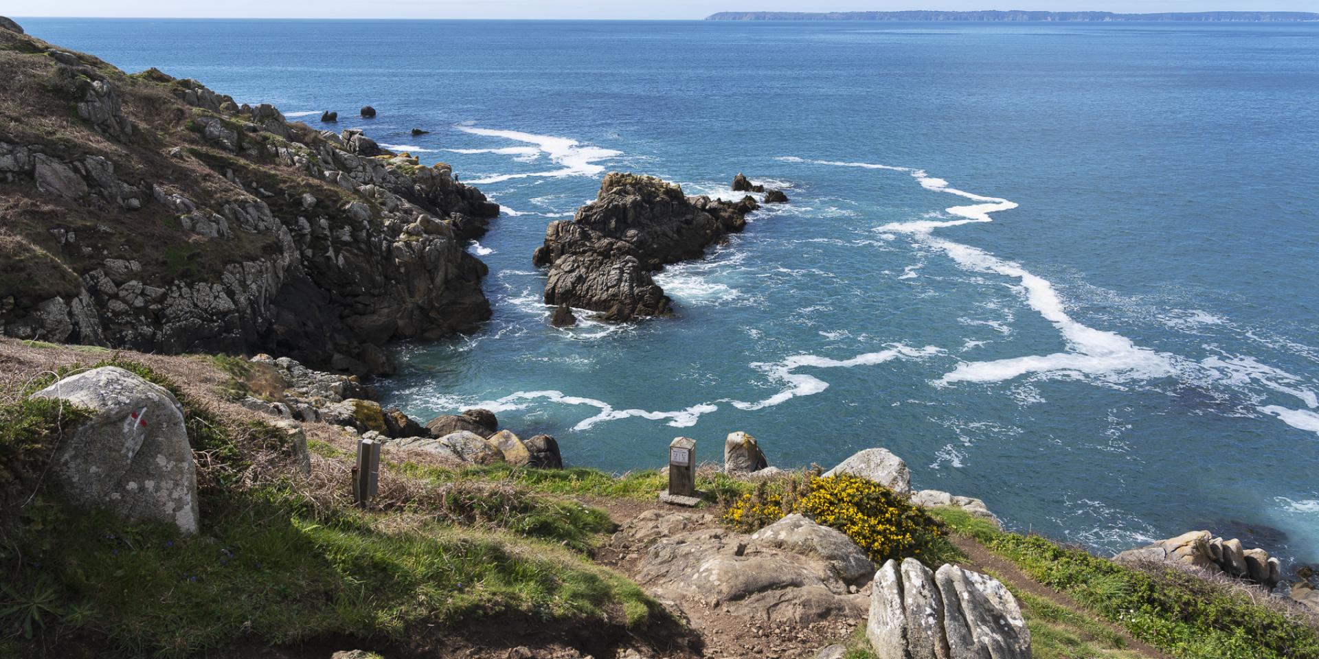 Vue de la Baie de Douarnenez depuis le chemin escarpé de Pointe de la Jument à Poullan-sur-Mer. Vue sur le Cap de la chèvre de l'aute côté de la Baie