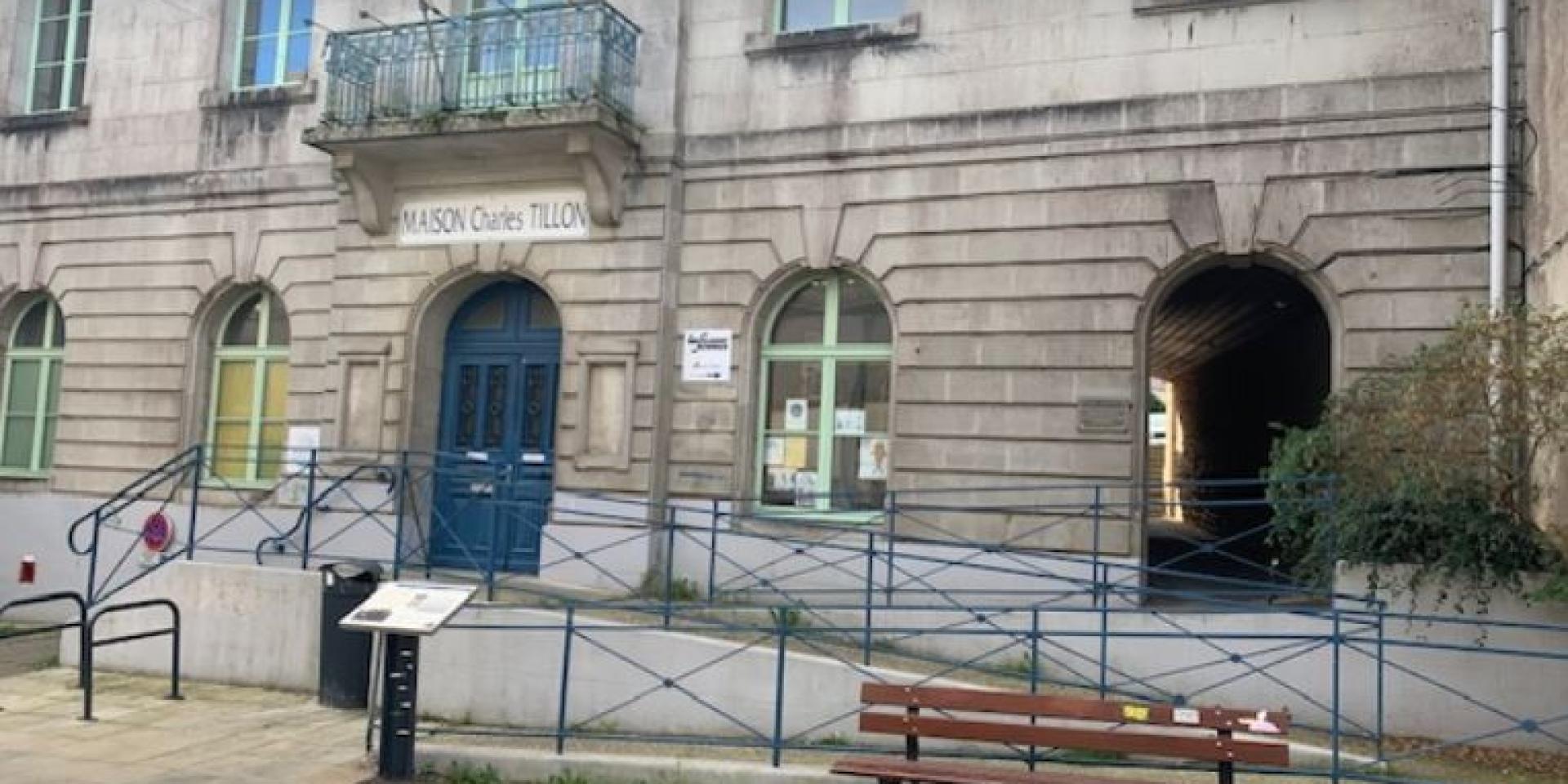 Façade de la Maison Charles Tillon où se trouve l'Office de Tourisme avec une rampe d'accès PMR.