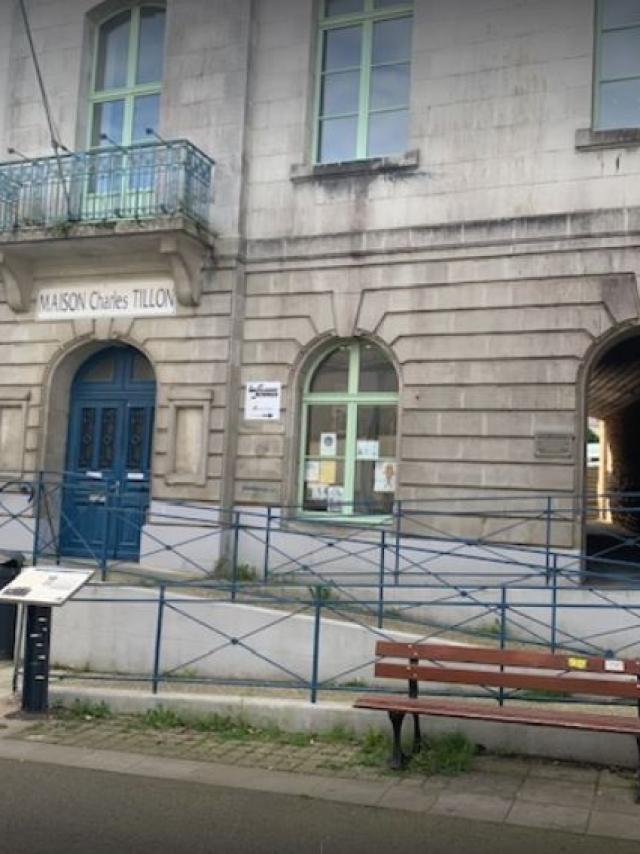 Façade de la Maison Charles Tillon où se trouve l'Office de Tourisme avec une rampe d'accès PMR.