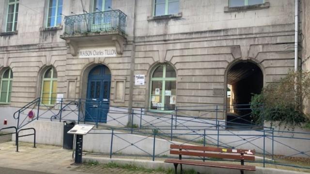 Façade de la Maison Charles Tillon où se trouve l'Office de Tourisme avec une rampe d'accès PMR.