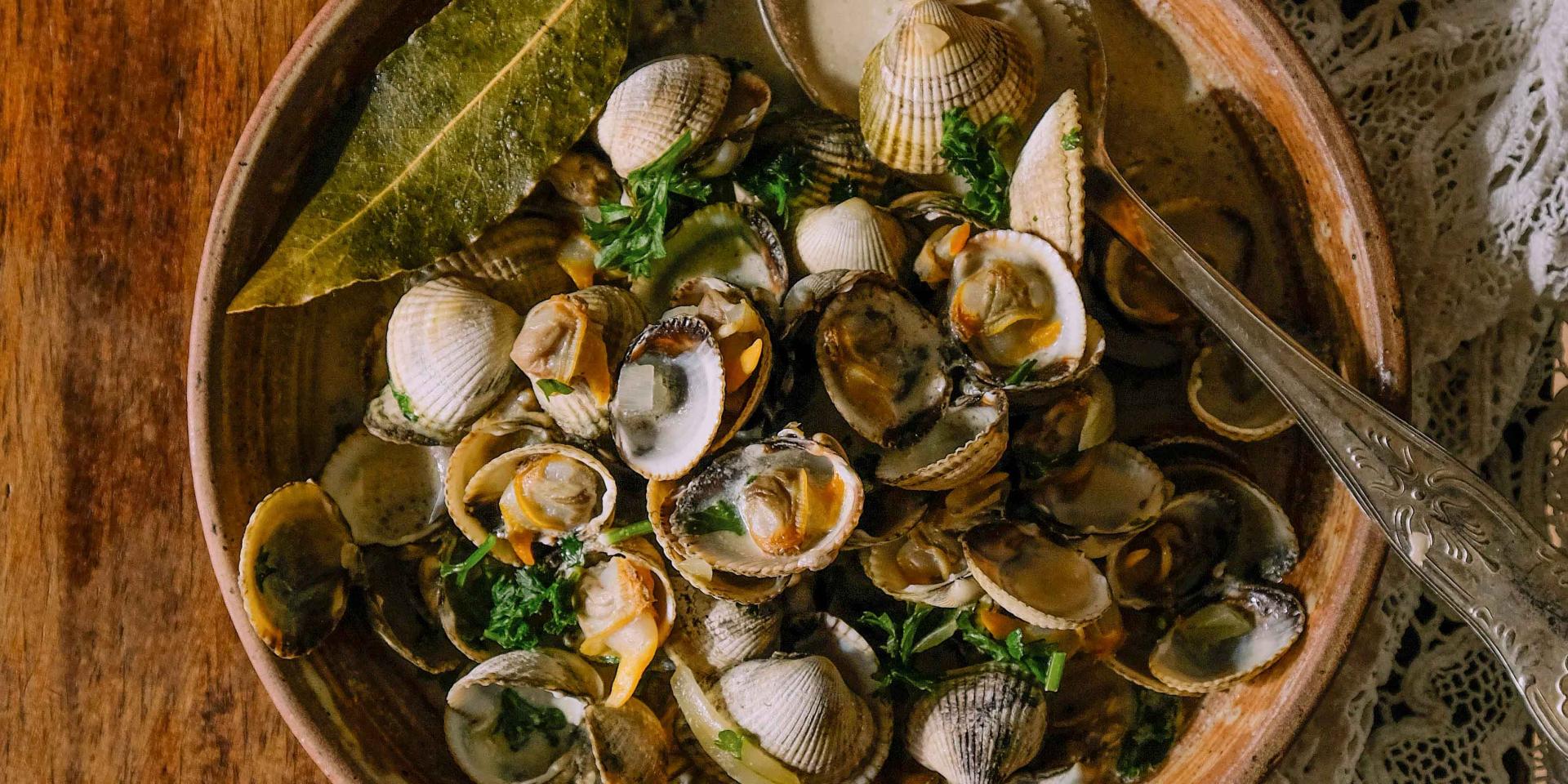 Plat de fruit de mer (coque) dans un plat sur une table