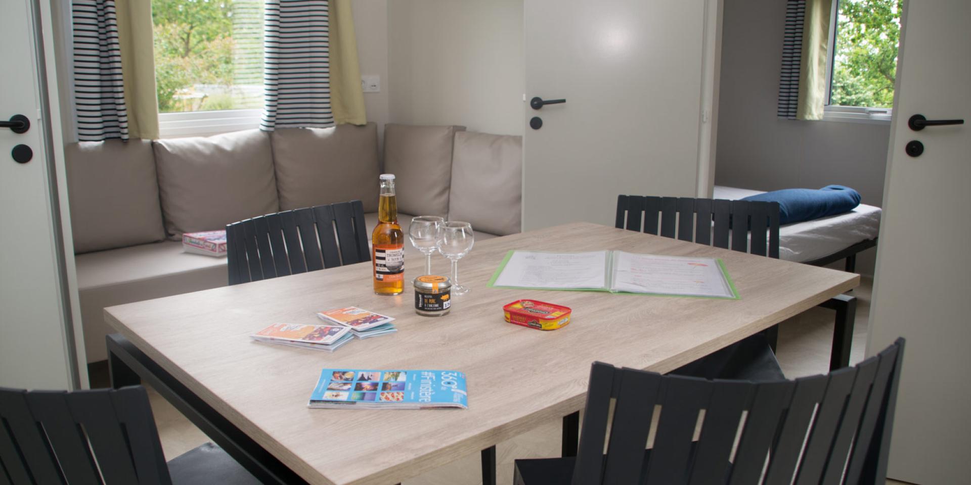 Produits bretons sur une table de mobil-home