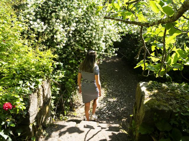 Femme descendant de la roseraie du Jardin exotique de l'Ile Tristan