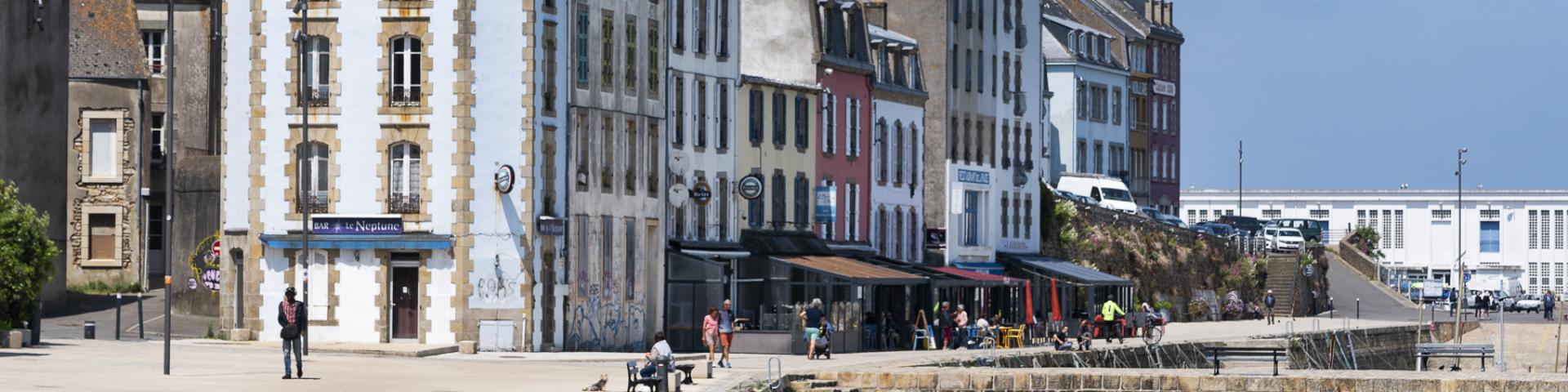 Quai du grand port du Rosmeur avec 2 cyclistes au premier plan