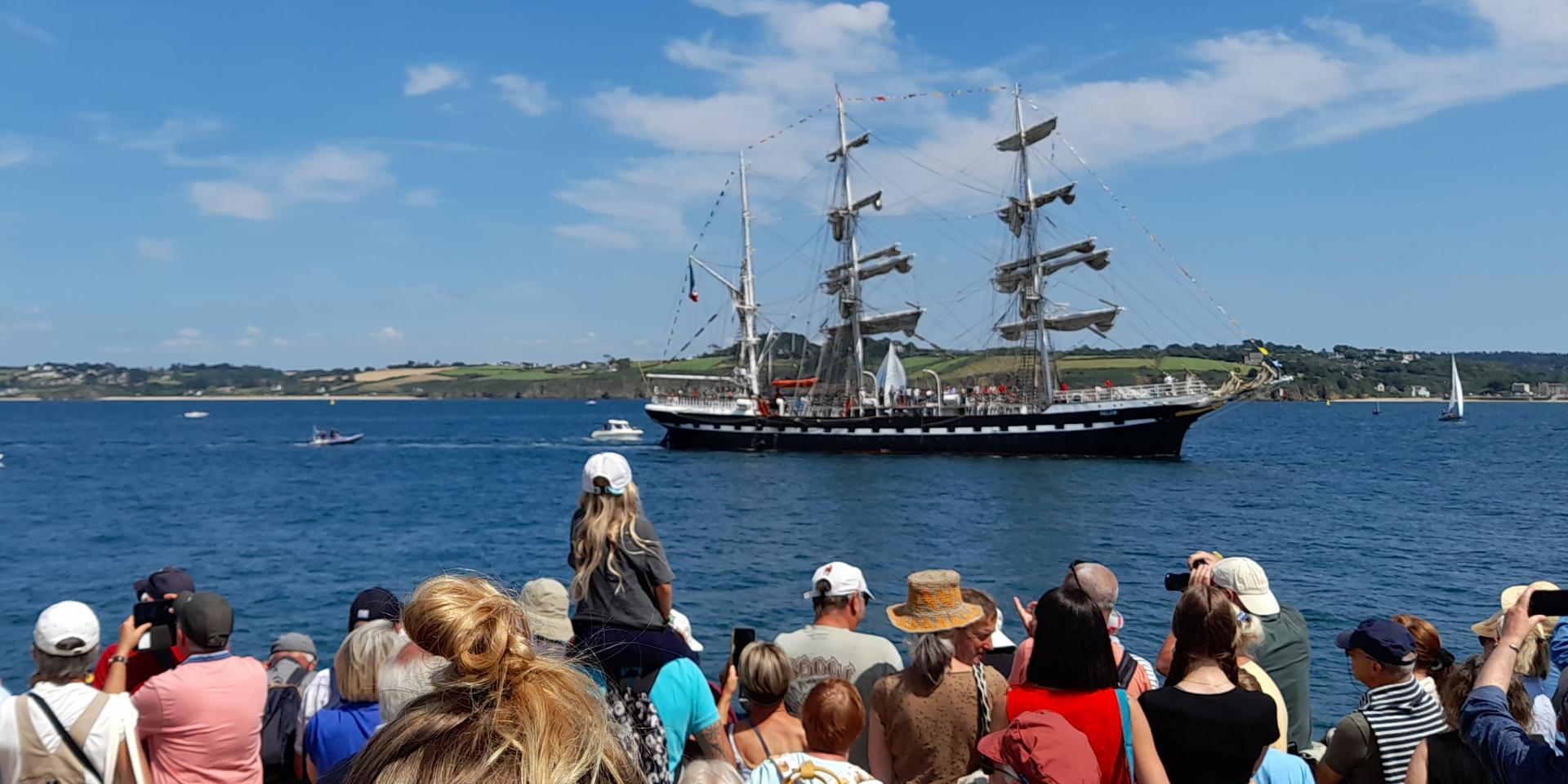 Fêtes Maritimes. Défilé de bateaux en Baie de Douarnenez. Une foule observe depuis les quais les bateaux naviguer dont le Belém 2024