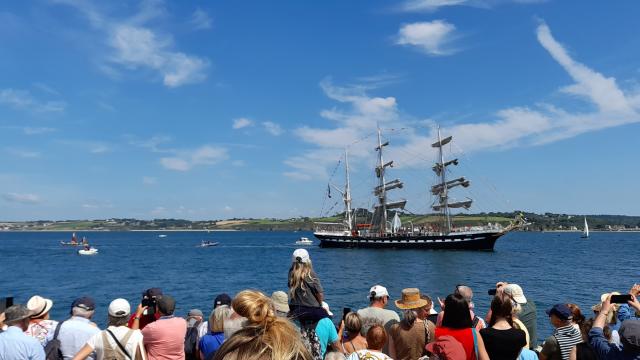 Fêtes Maritimes. Défilé de bateaux en Baie de Douarnenez. Une foule observe depuis les quais les bateaux naviguer dont le Belém 2024
