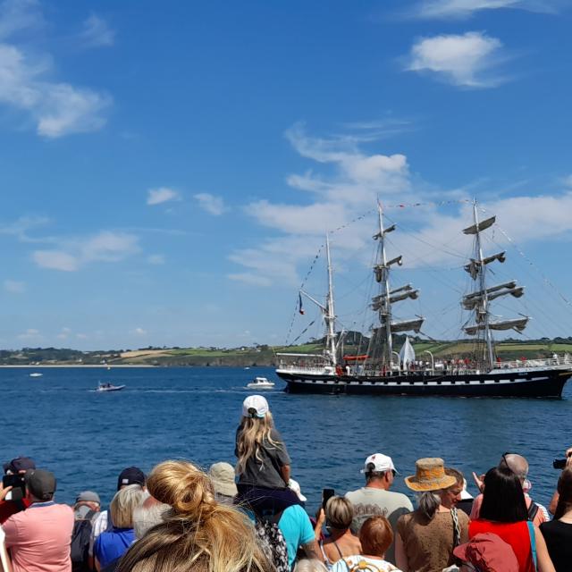Fêtes Maritimes. Défilé de bateaux en Baie de Douarnenez. Une foule observe depuis les quais les bateaux naviguer dont le Belém 2024