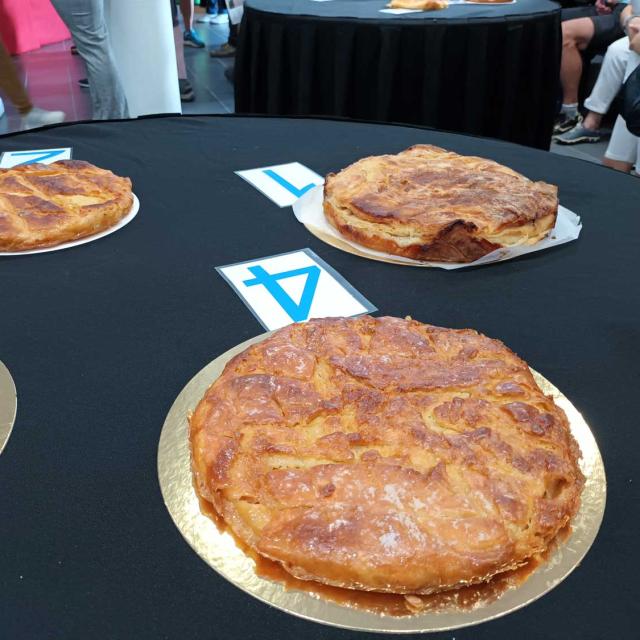 Table avec plusieurs kouign amann associés à des numéros lors du concours