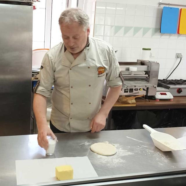 Le boulanger Pascal Jain en train de préparer le kouign amann dans sa boulangerie