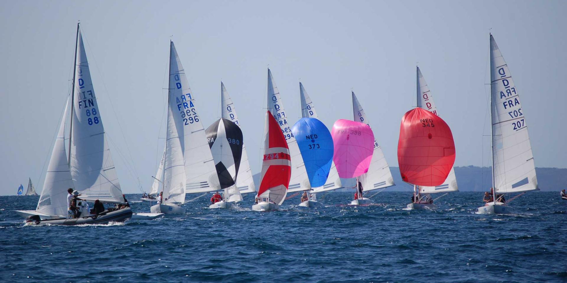 Bateau de type Dragons en mer avec leur voile gonflée par le vent