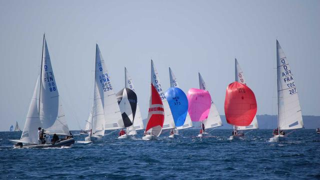 Bateau de type Dragons en mer avec leur voile gonflée par le vent