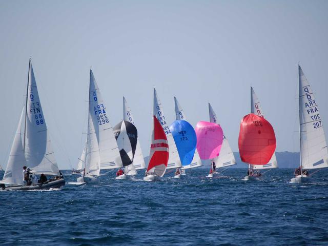 Bateau de type Dragons en mer avec leur voile gonflée par le vent