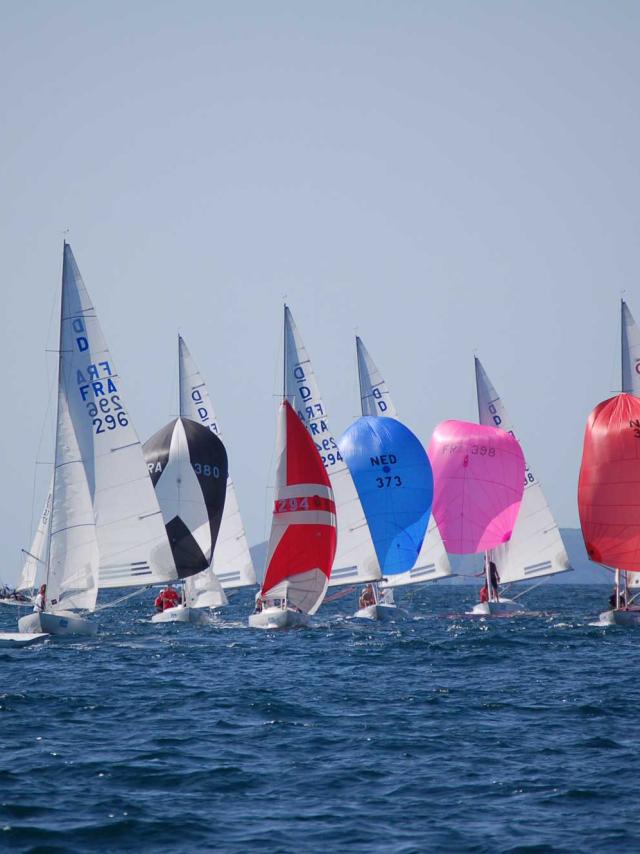 Bateau de type Dragons en mer avec leur voile gonflée par le vent