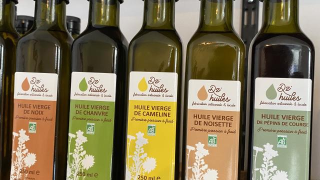 Dz huiles - Bouteilles d'huiles sur une étagère