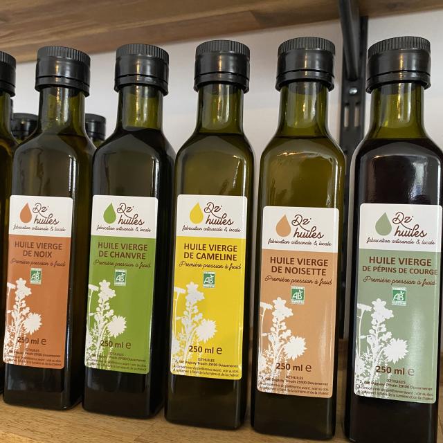 Dz huiles - Bouteilles d'huiles sur une étagère