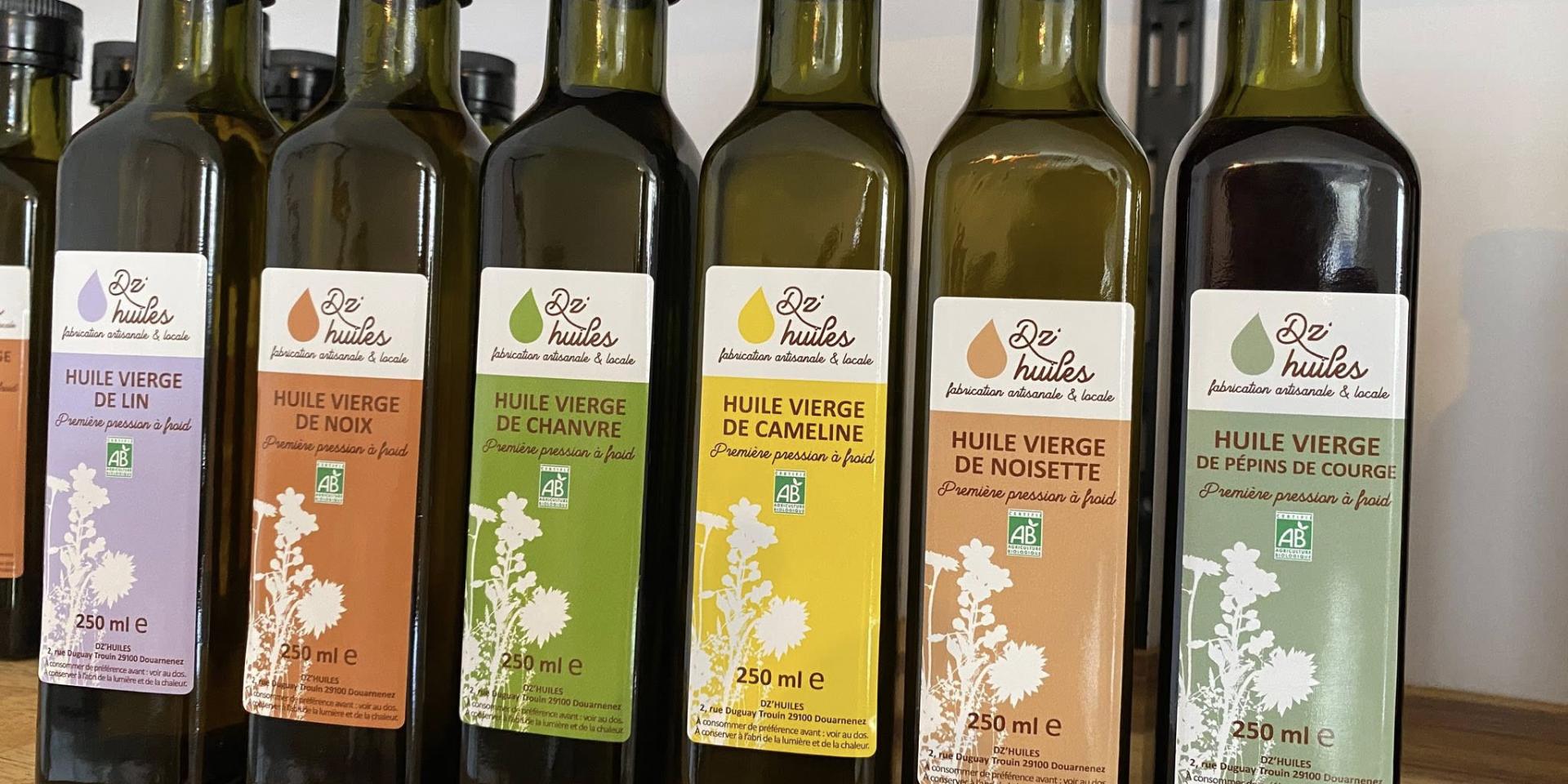 Etagère avec 5 huiles biologiques différentes proposées par Dz'huiles