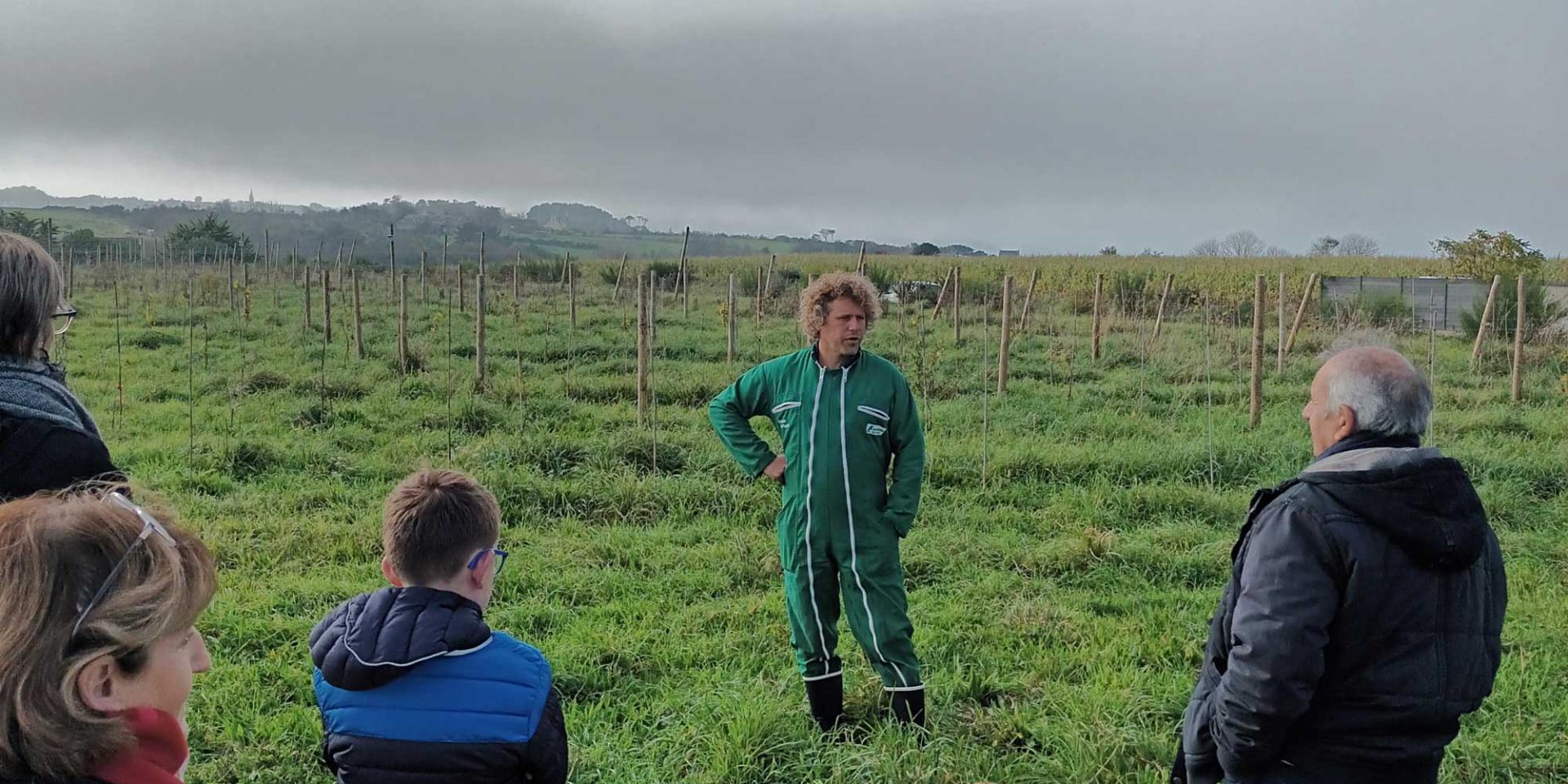 Groupe faisant une visite du Verger Les Fruits d'Arthur par l'exploitant