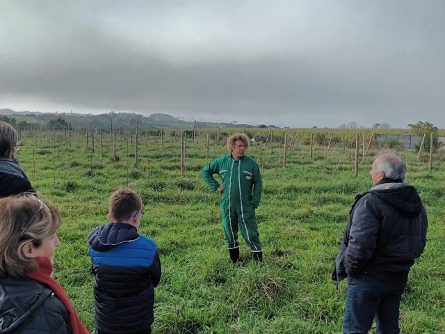 Groupe faisant une visite du Verger Les Fruits d'Arthur par l'exploitant