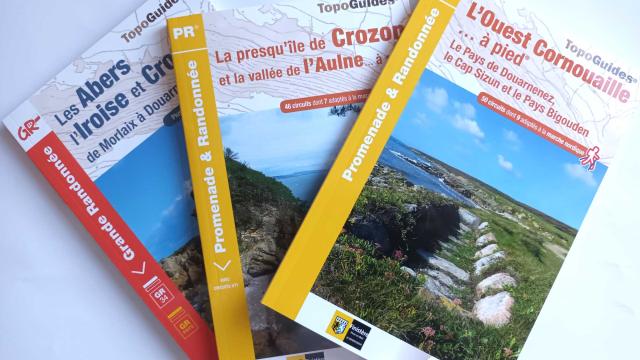 Topoguides PR de la Fédération Française de Randonnées: Ouest Cornouaille à pied, La Presqu'île de Crozon et la vallée de l'Aulne , les Abers l'Iroise et Cozon