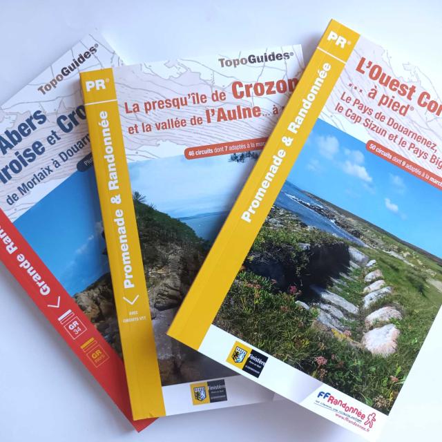 Topoguides PR de la Fédération Française de Randonnées: Ouest Cornouaille à pied, La Presqu'île de Crozon et la vallée de l'Aulne , les Abers l'Iroise et Cozon
