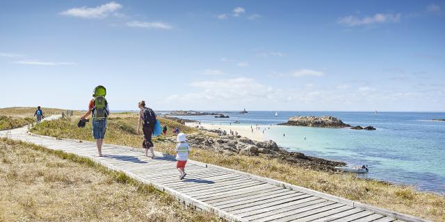 Balade en famille le long de la plage