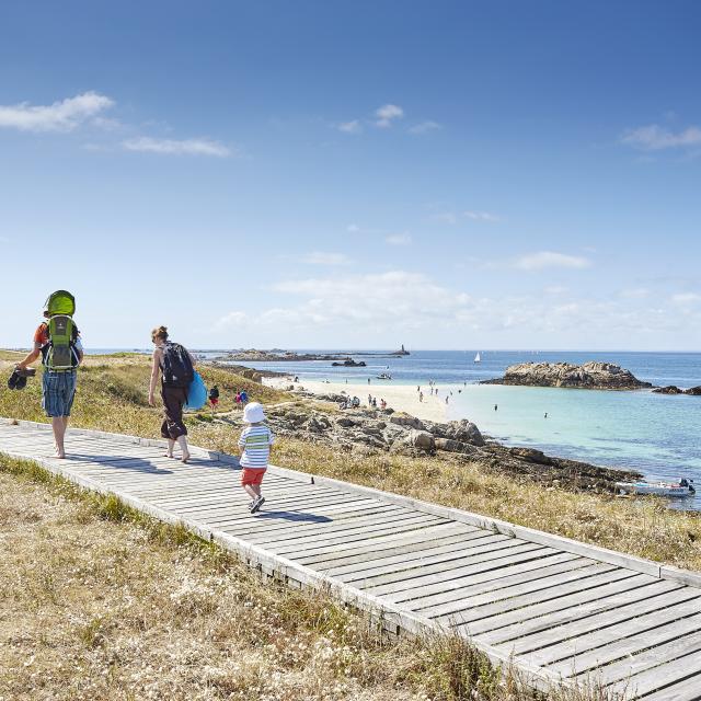 Balade en famille le long de la plage